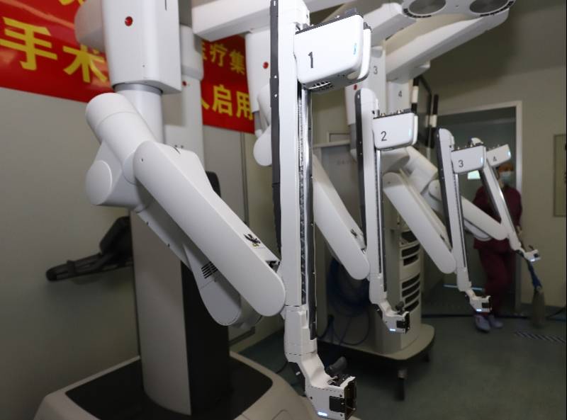这个"三头六臂"机械手为外科医生提供可放大10倍的三维高清视野,灵活