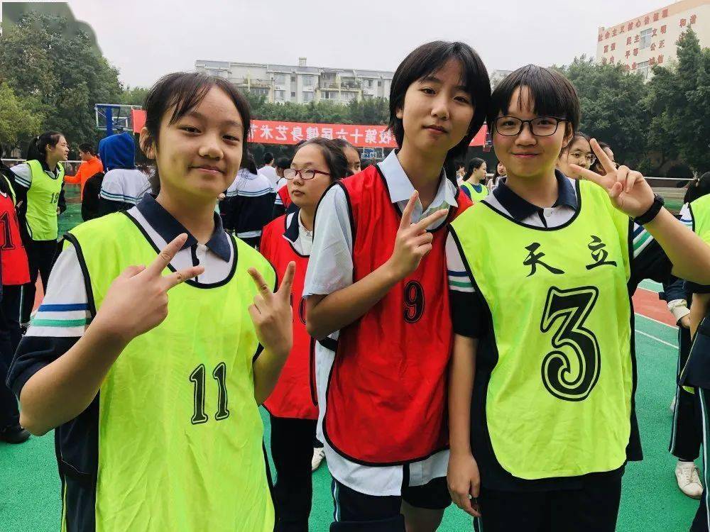 卓越初中生命在于运动拼搏铸就辉煌初2018级秋季运动会