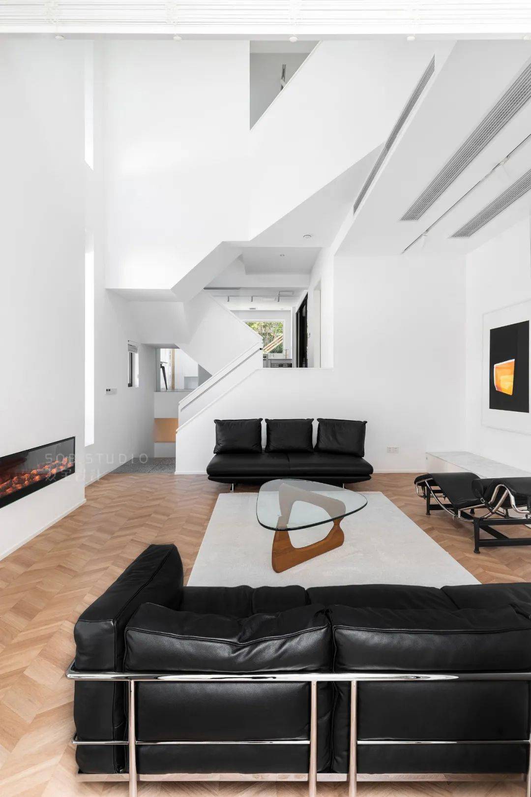 在这个白色盒子里,设计师以现代极简强调空间装饰的开放性,让包豪斯