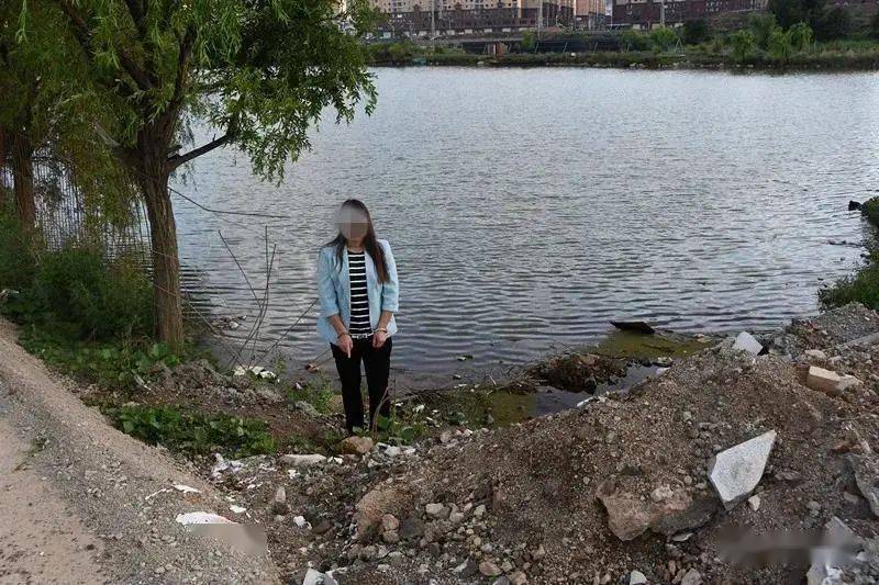 女子带着代奶奶到一偏僻路段找到了"大师","大师"见到代奶奶后,准确无