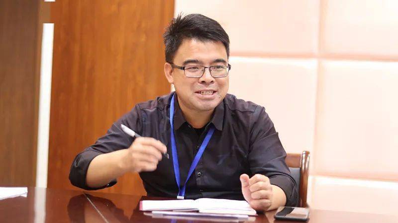 临川二中实验学校高二年级召开零班教师座谈会校工会组织退休教师参观