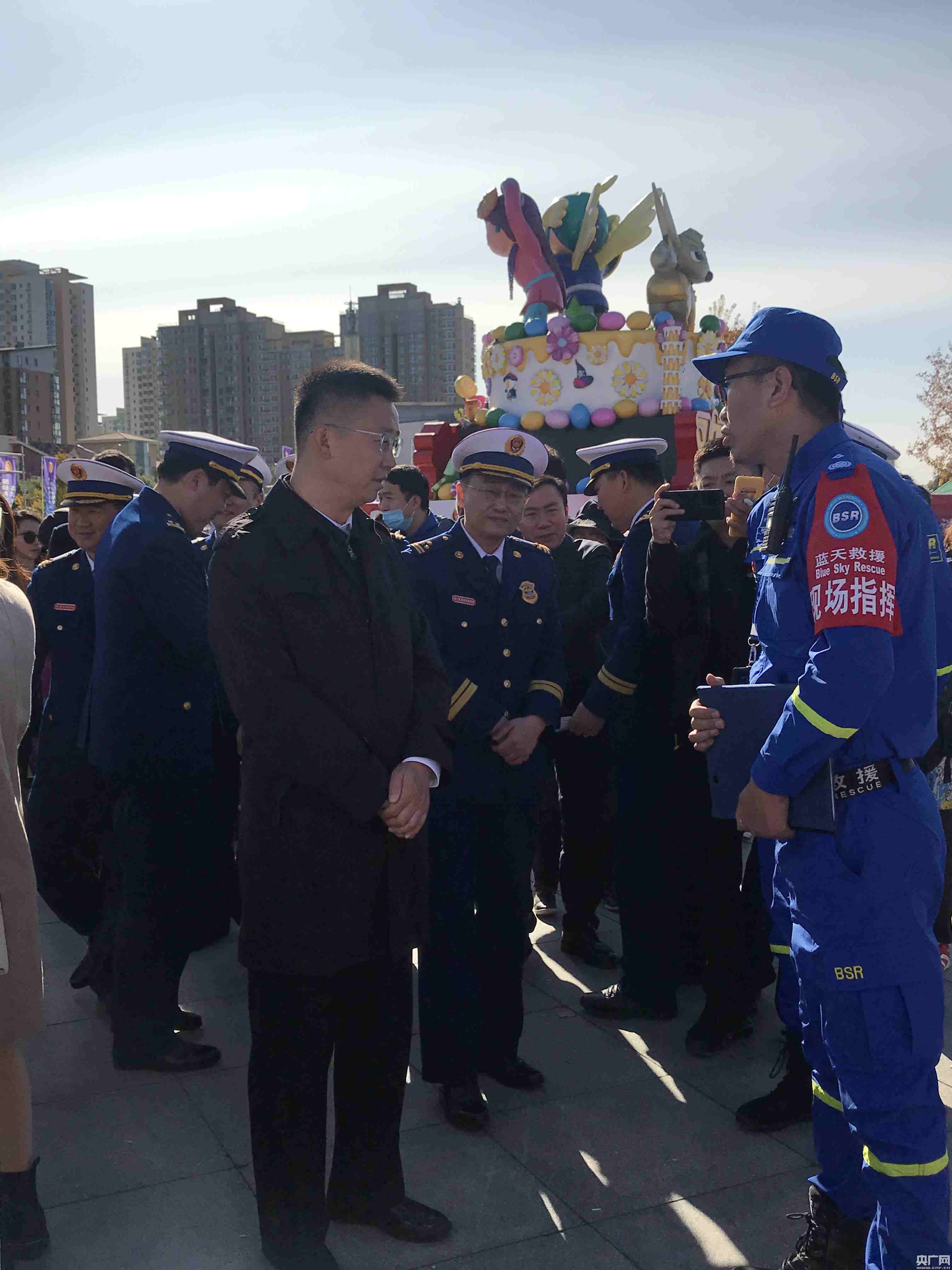和《关于聘请张晓丹等553人为朝阳区社区消防宣传大使的决定》与会