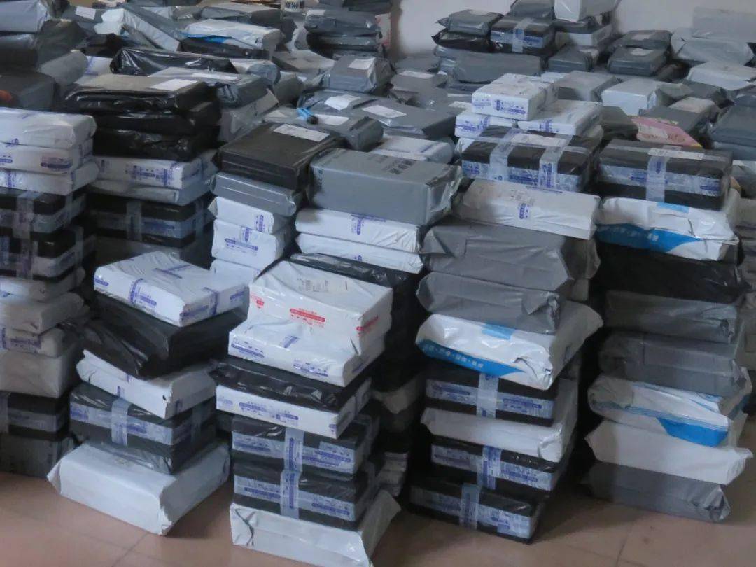 潮汕一快递驿站内搜出5326万支假烟警方突击带走8人