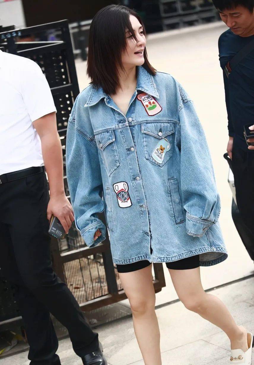 谢娜穿上牛仔服之后真挺稚嫩的,身材更像个学生,显得很娇小