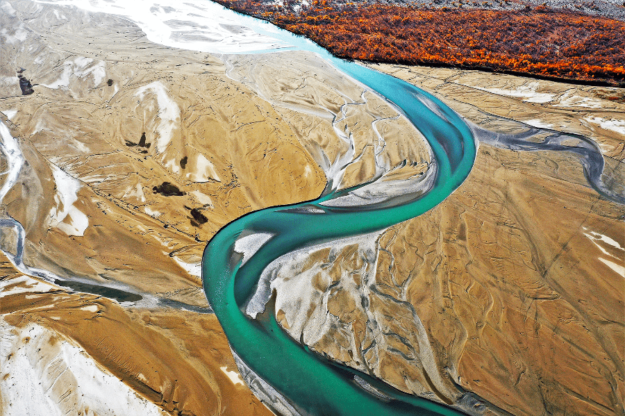 和田河扮靓塔克拉玛干的秋天