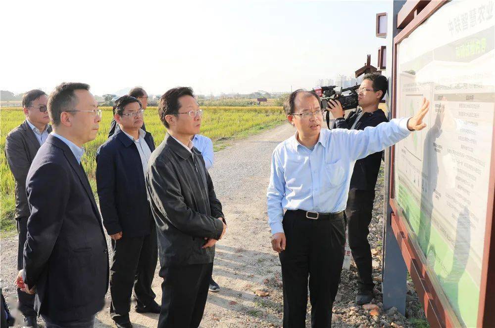 芜湖市委书记潘朝晖在中联农机调研时强调深入学习贯彻党的十九届五中