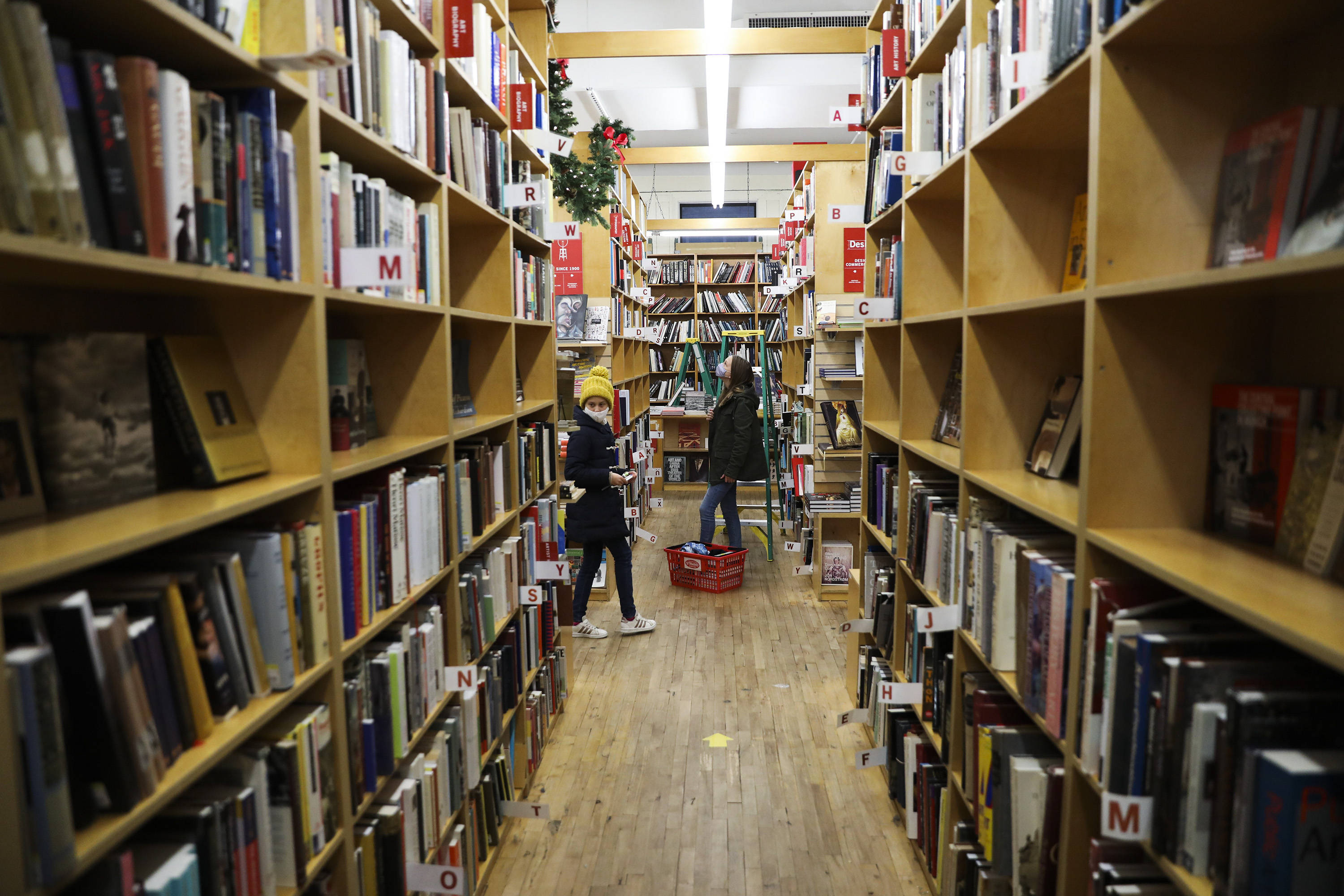 纽约百年书店向读者求救