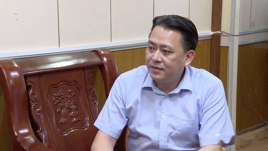 罗伟雄作为一名普通的普查对象接受人口普查员现场登记