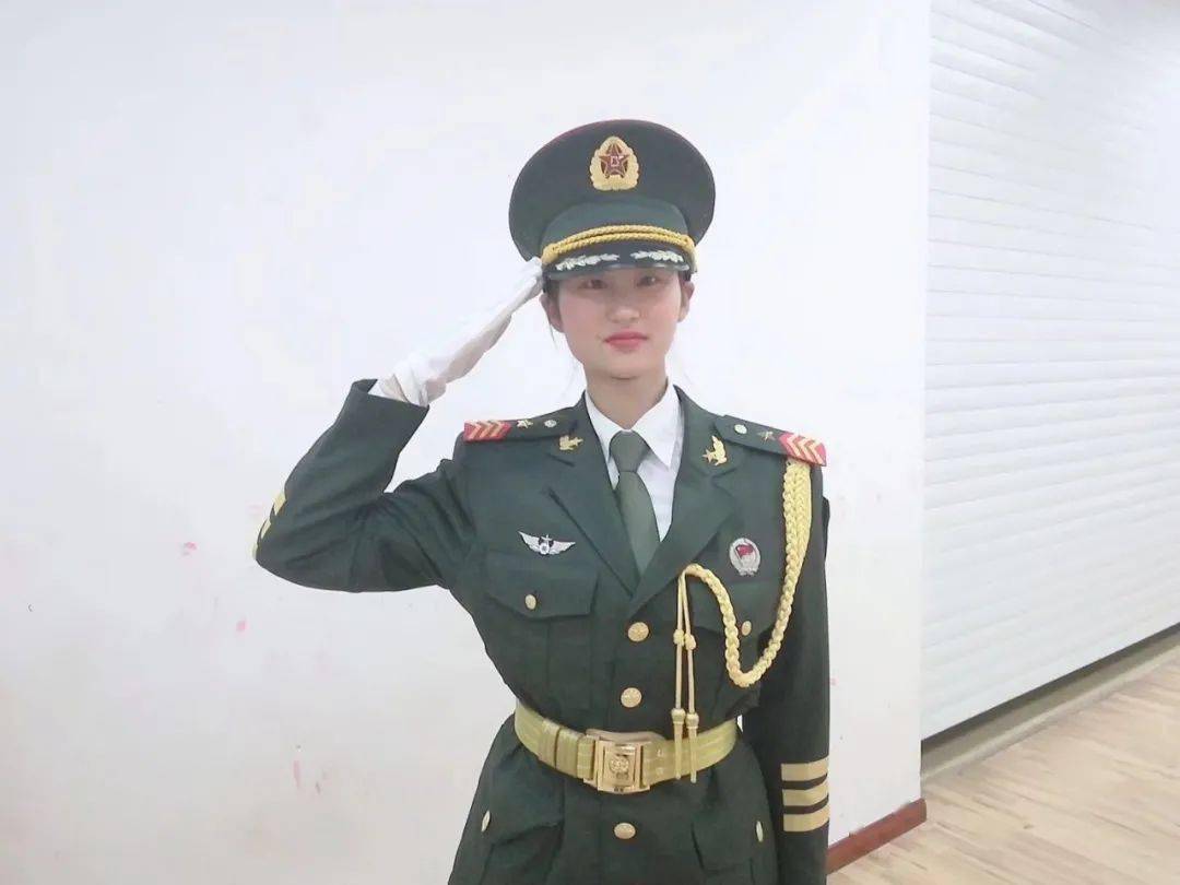 超飒巾帼不让须眉黄科女教官请求出战