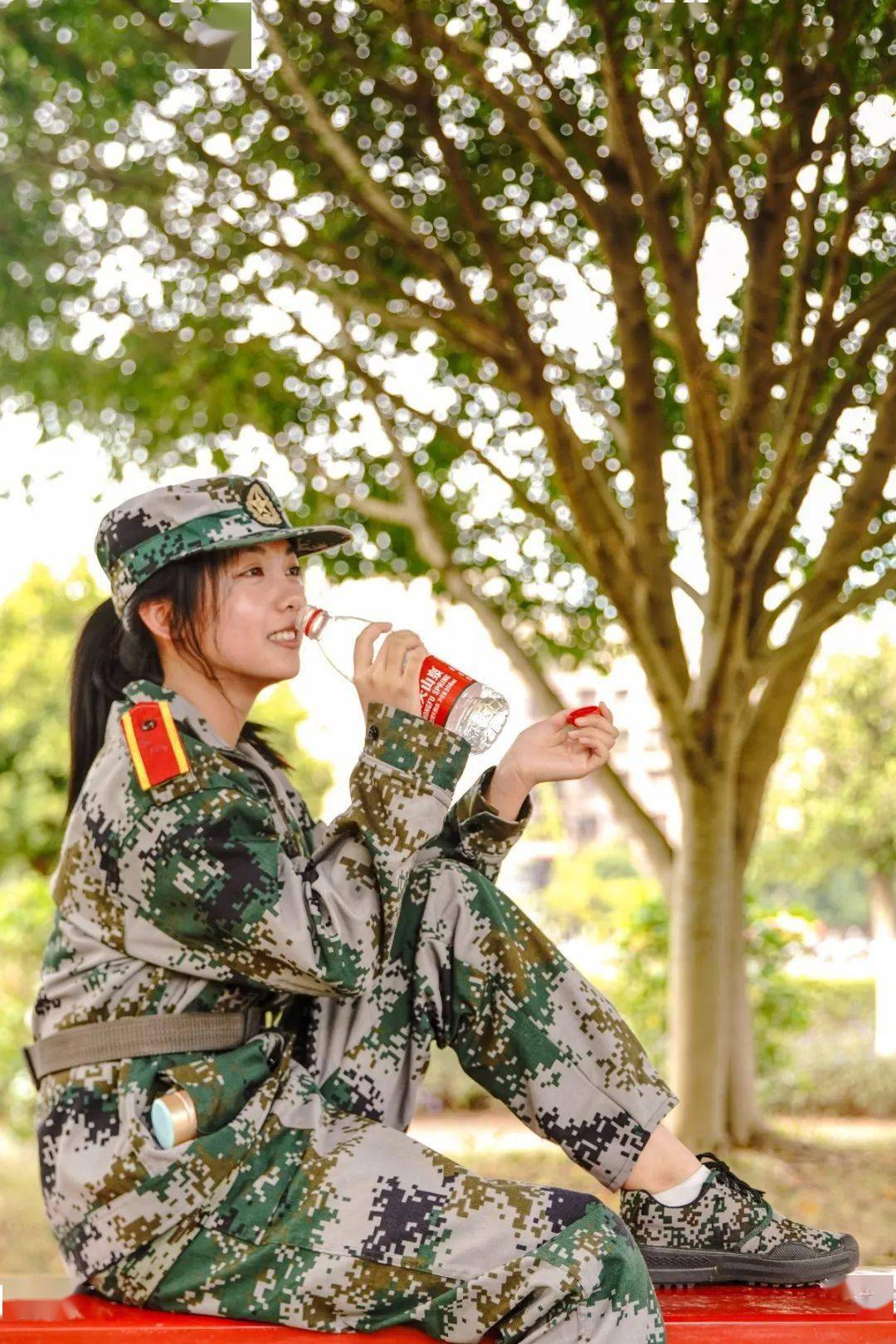 小姐姐让我们来认识几位今日份军训特辑踏上了大学的征程背上行囊不畏