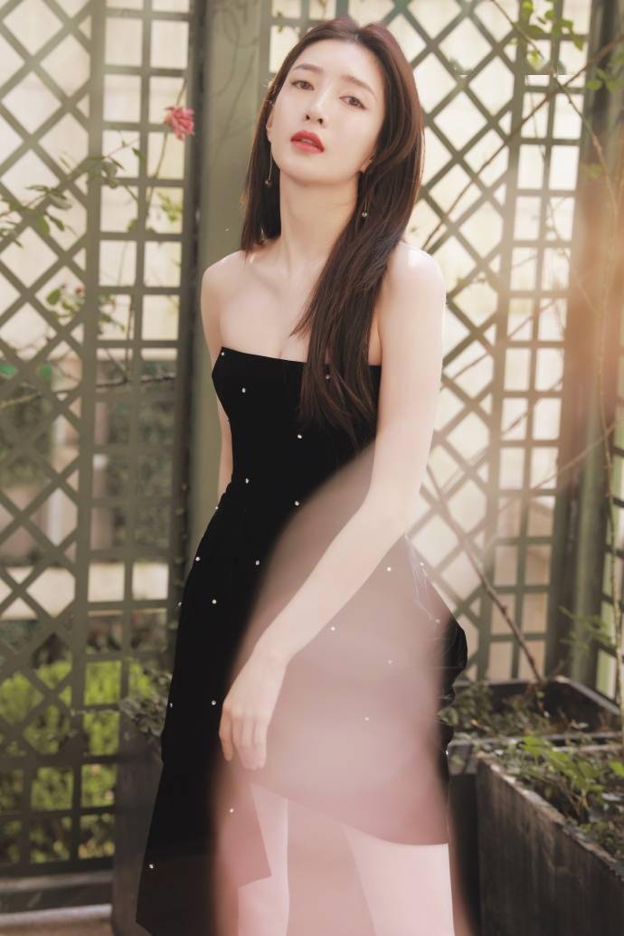 江疏影穿抹胸星光裙优雅性感身材曼妙天鹅颈瞩目