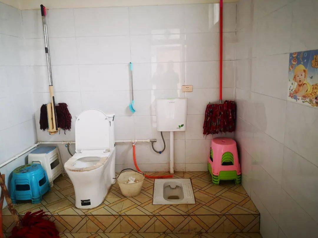 东朱村农户厕所▲农户正在改造厕所