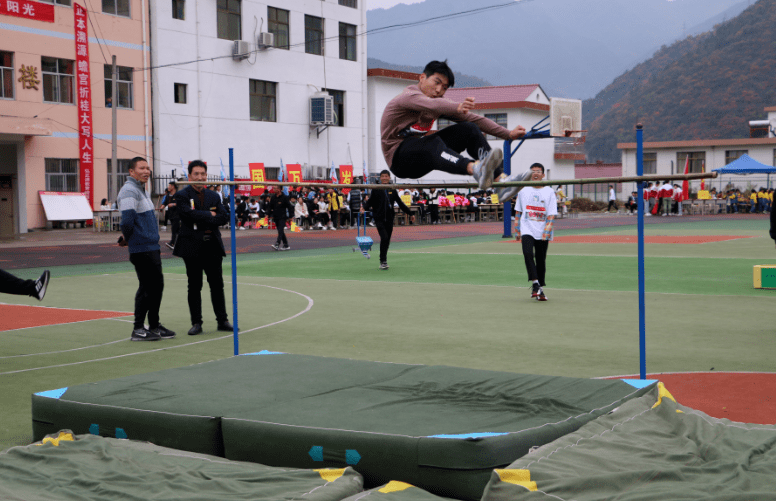 镇安慧源学校举办第十三届田径运动会