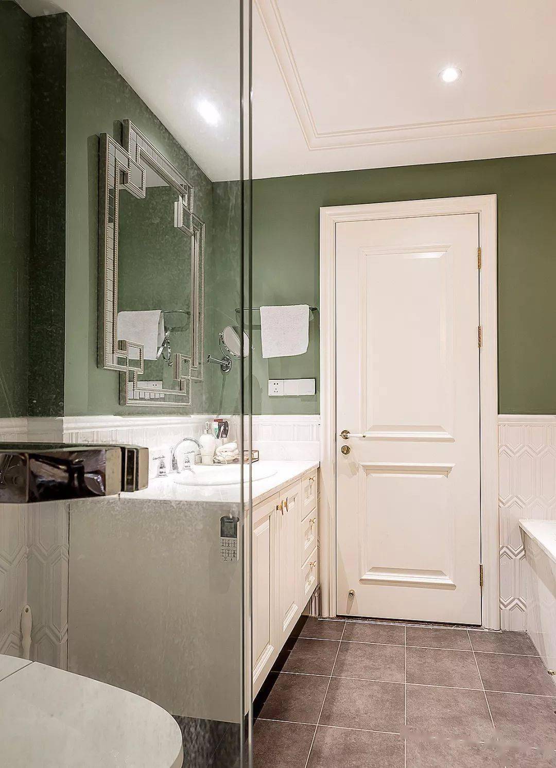 卫生间门与洗手台的设计,简约的白色真的很不错!