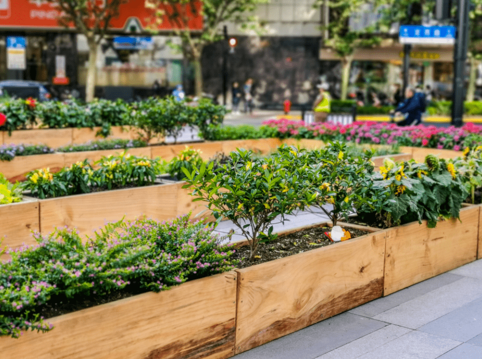 广场上还有设计感很强的长条座椅,供行人休憩."小花园"地址定西