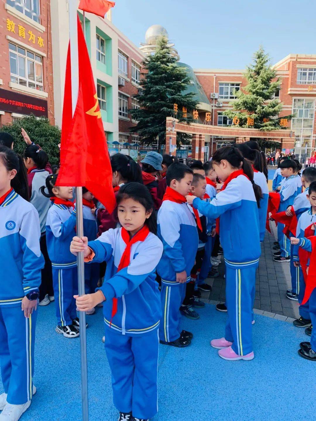 青岛汾阳路小学新队员入队争做新时代好队员