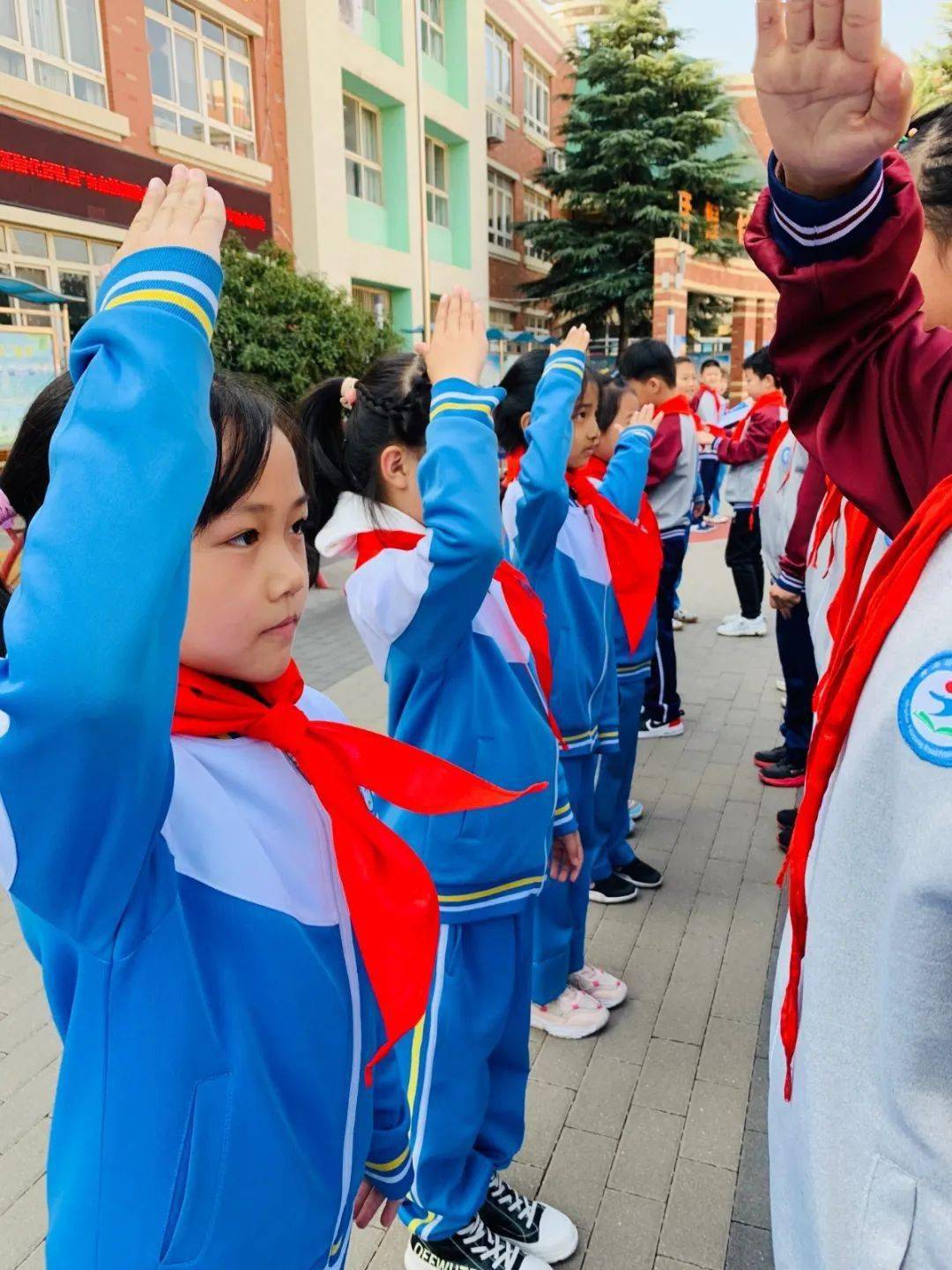 青岛汾阳路小学新队员入队争做新时代好队员