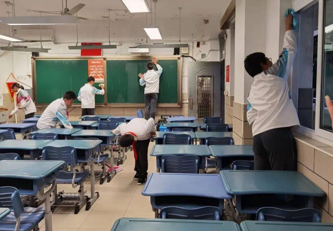 教室"称号,同时,在班级中表现突出的学生也将被授予"劳动小能手"称号