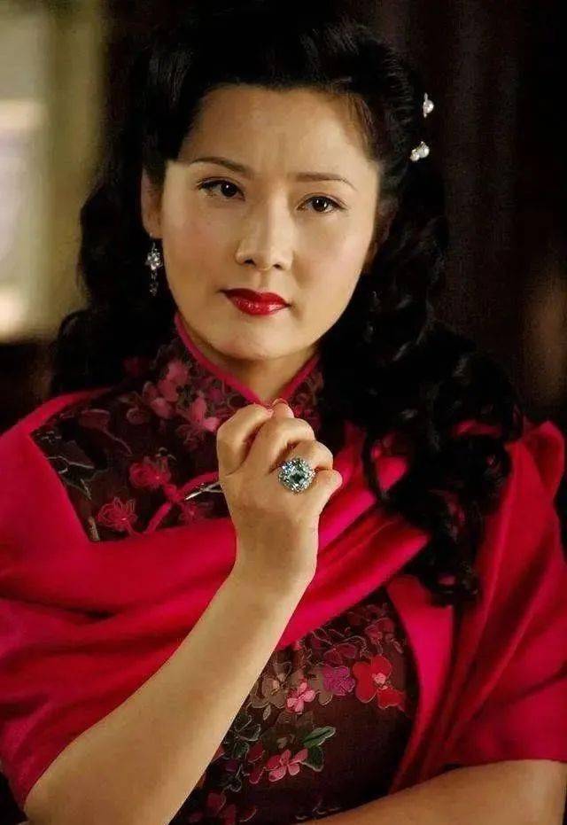 身材发福也能穿旗袍57岁何赛飞耍小心机稍加改动美的高级