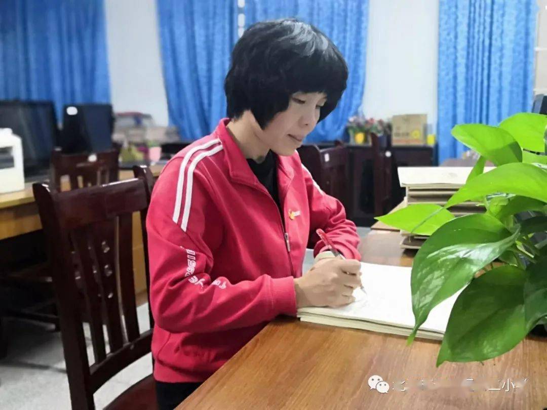 春风化雨,桃李芬芳—记北海市教育拔尖人才"模范班主任"洪波老师