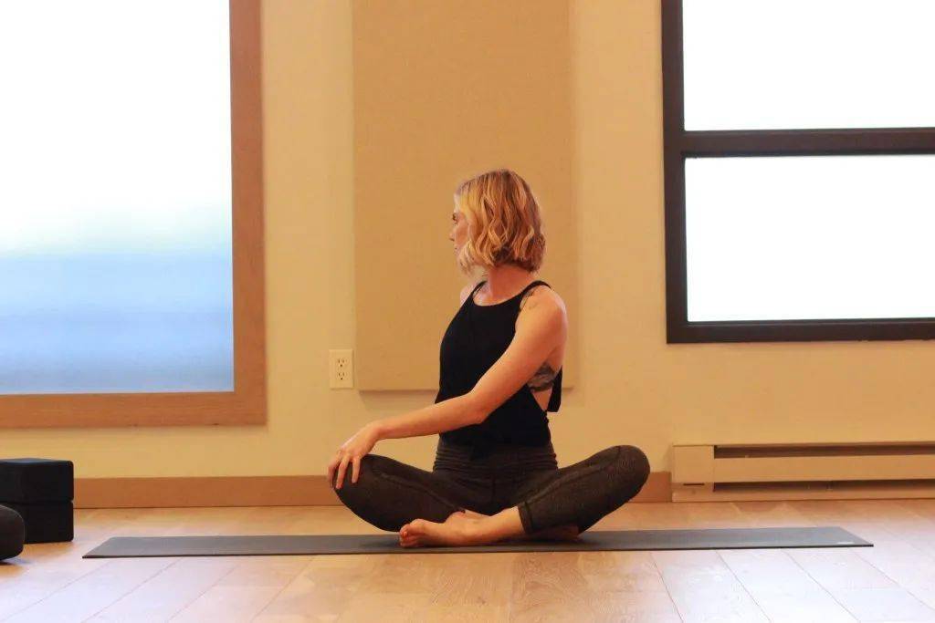 肩膀酸颈椎病2套简单的肩颈理疗瑜伽动作一定要常练