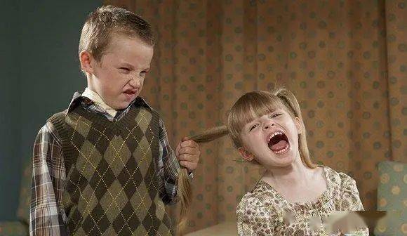 家长的态度往往藏着孩子的未来,有女儿的家庭一定要教会她不好惹