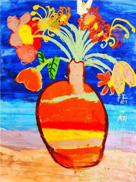 小画家:白骐郢年龄7岁作品名称:《插满鲜花的瓶子》小画家:吴佳琪年龄
