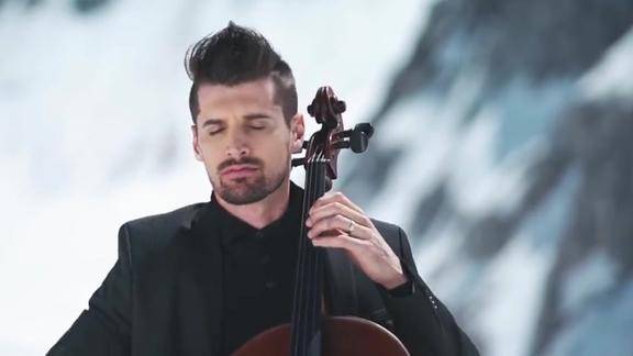 卢卡苏里科雪山之巅演奏大提琴无伴奏组曲第一组曲