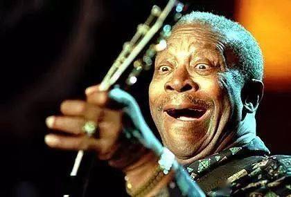 卡洛斯·桑塔纳演奏solo最激烈的时刻,也会出现"痛并快乐着"的表情