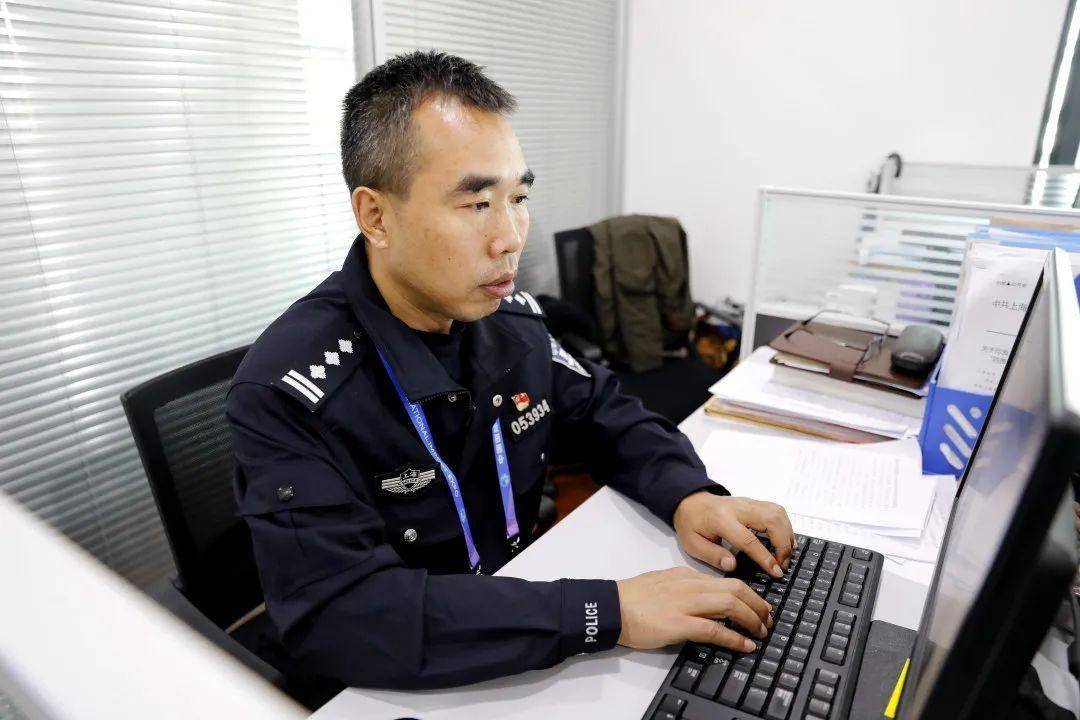 的工作3:30 pm文职辅警赵雯清与勤务辅警周晓栋整理盘点防疫物资库存5