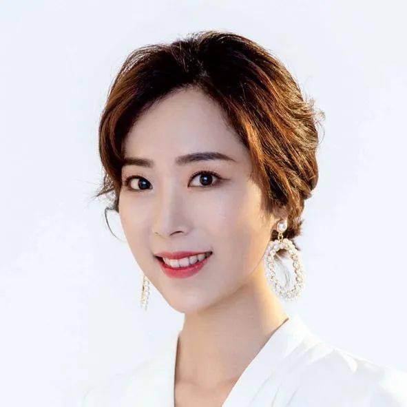 先后担任《早安怀化》《为民热线》《有事我帮您》等节目的主持人