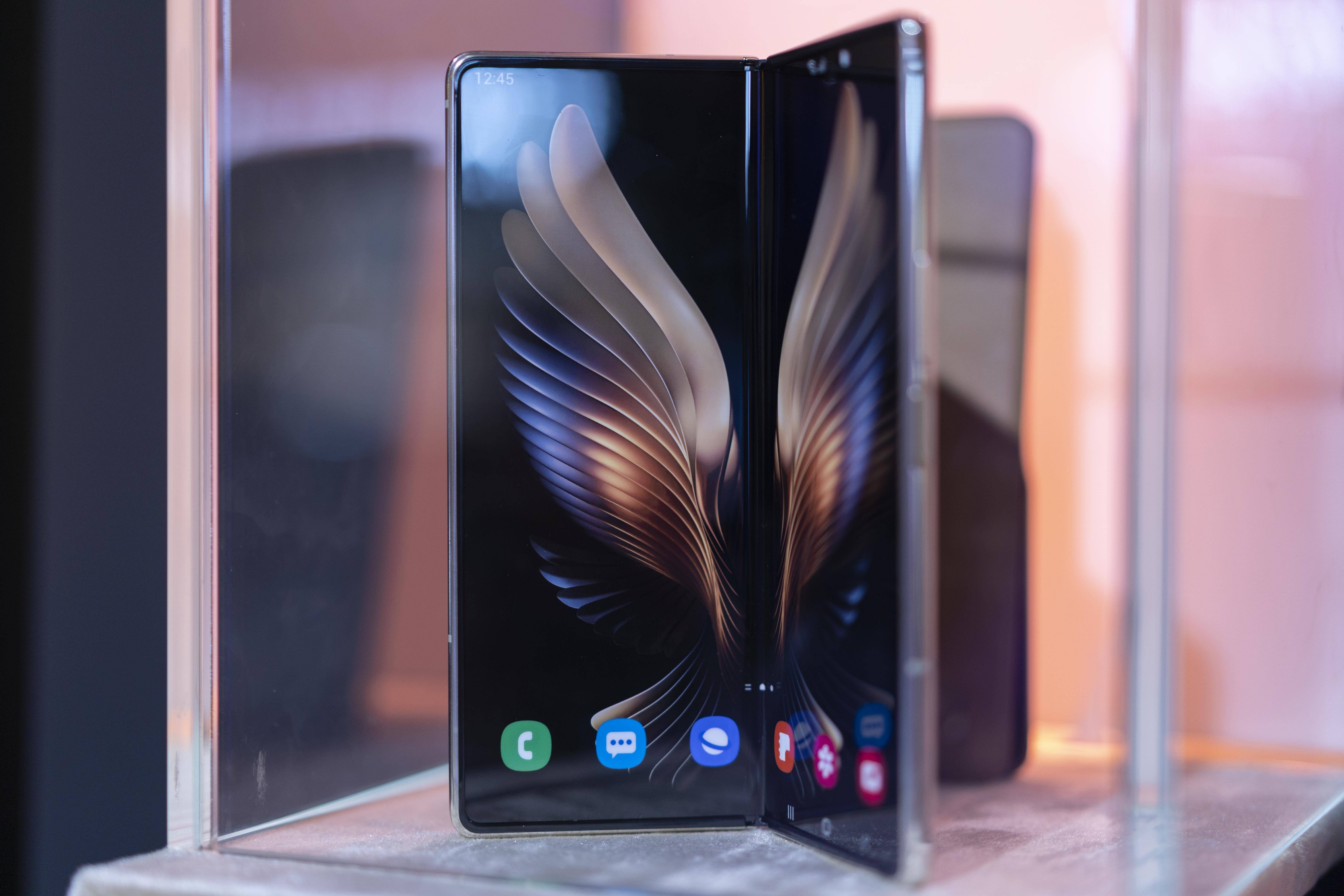 超高端旗舰手机三星w215g正式登场折叠设计双卡5g