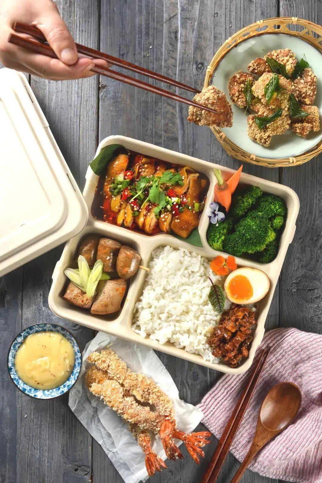 除了堂食齐民还最新推出了三款台式便当台式盐酥鸡/招牌口水鸡/黄金