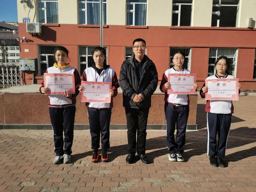 阳光体育室内操多彩快乐大课间哈四中高二学年室内操比赛