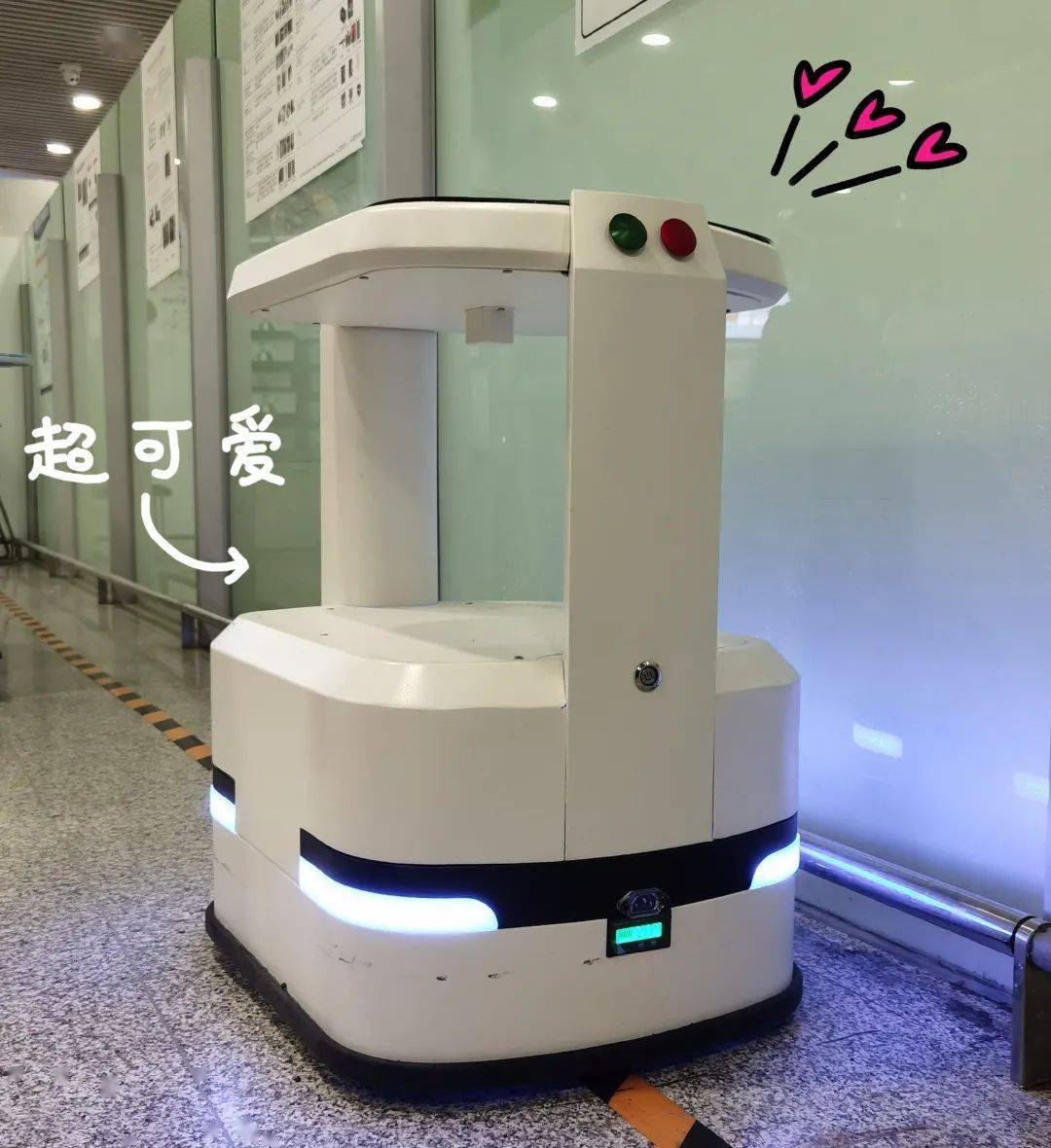 智能回筐机器人亮相鄂尔多斯机场