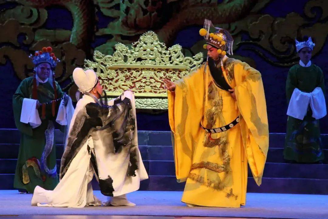 他先后导演过昆,京,越,豫,粵,越调等剧种100多台剧目.