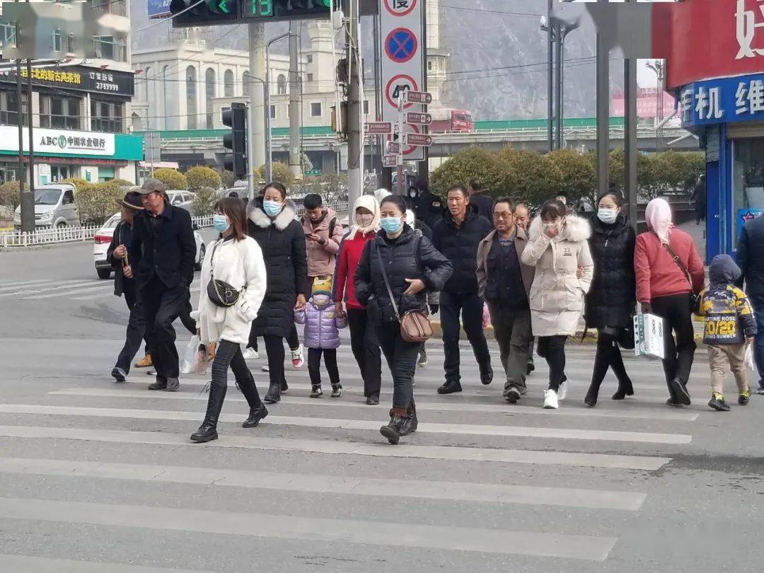今天,这些人乱穿十字路口被处罚!_行人