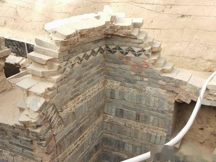 德州一工地施工竟意外发现了东汉墓葬墓门和墓室内有彩绘壁画