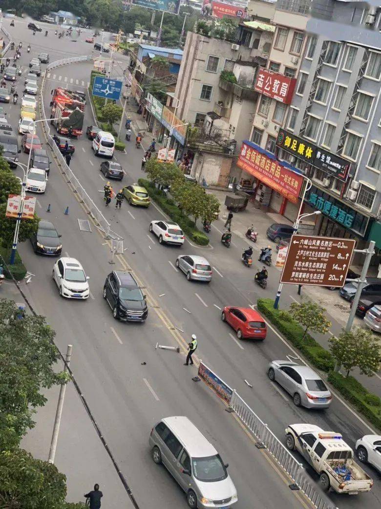 悲剧今早灵山江南路一小车被护栏直插驾驶室司机当场死亡