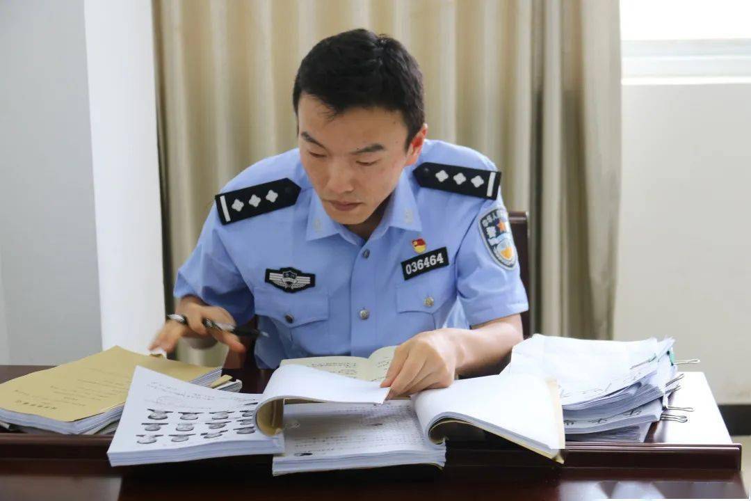 扫黑除恶乔梁奉献岗位忠于人民的贤内勤