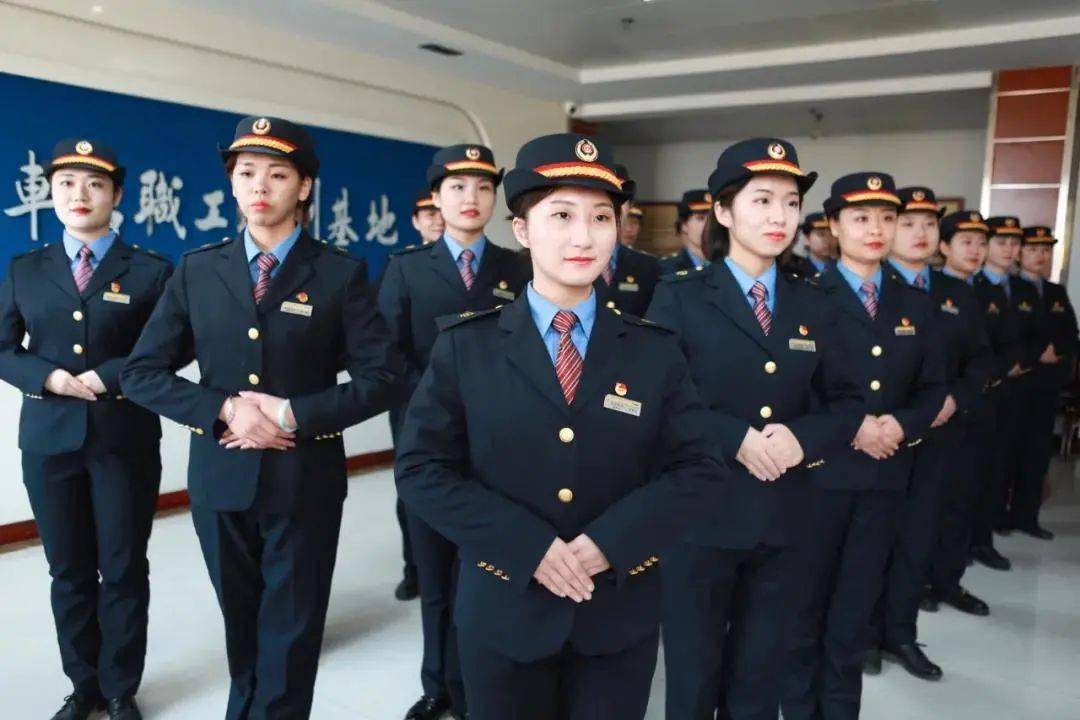 认识一下这些美女小姐姐太焦高铁客服人员进行培训即将上岗