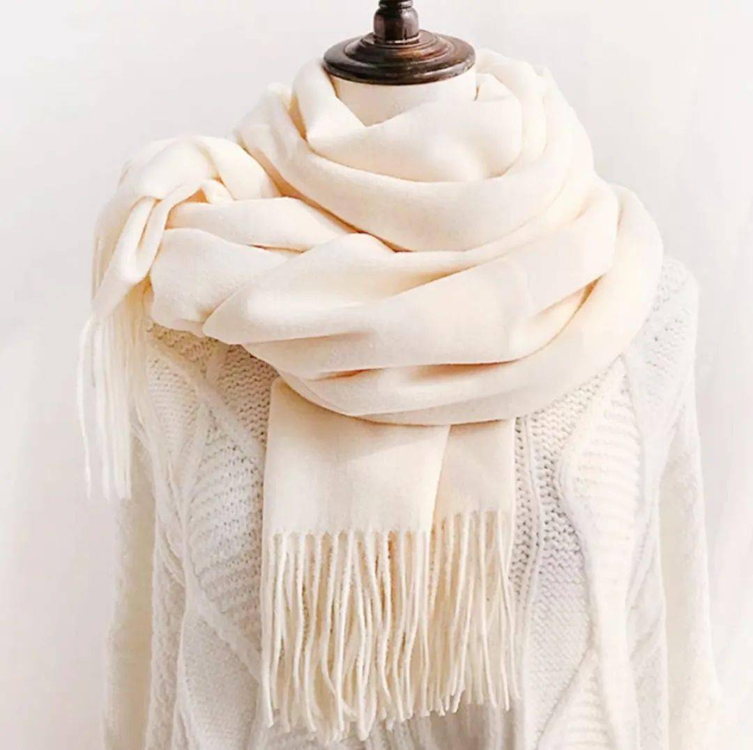 这条围巾好看的不得了围着它都不想换下来了