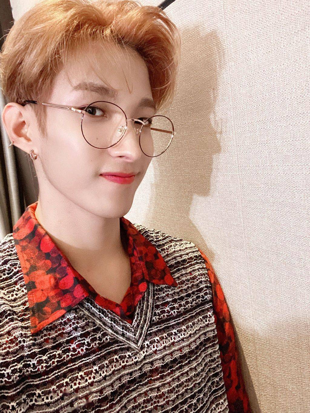 dk分享自拍照果然帅哥连影子都是优越的