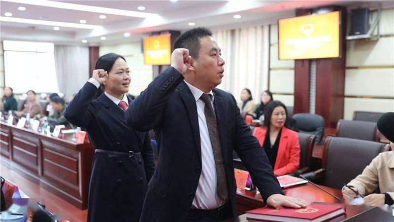 鹤城区五届人大常委会第二十七次会议召开