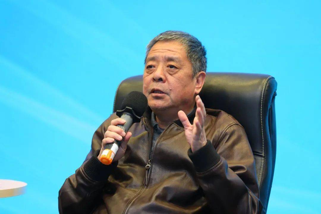 曹胜,丁开杰,刘军强,米加宁,杨典(从左至右,从上到下)进行期刊对话