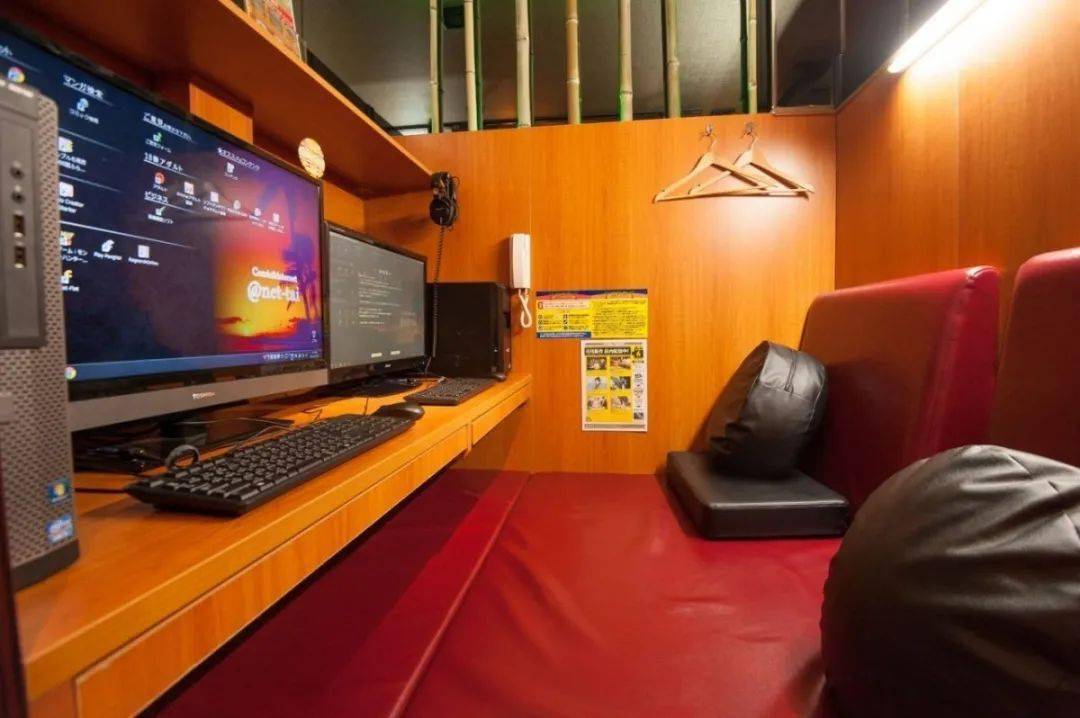 去过日本网咖的人可能都有一个共同的感受,那就是"小",无论是普通的