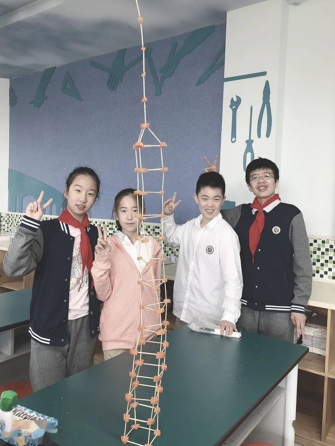 德培小学校长图片