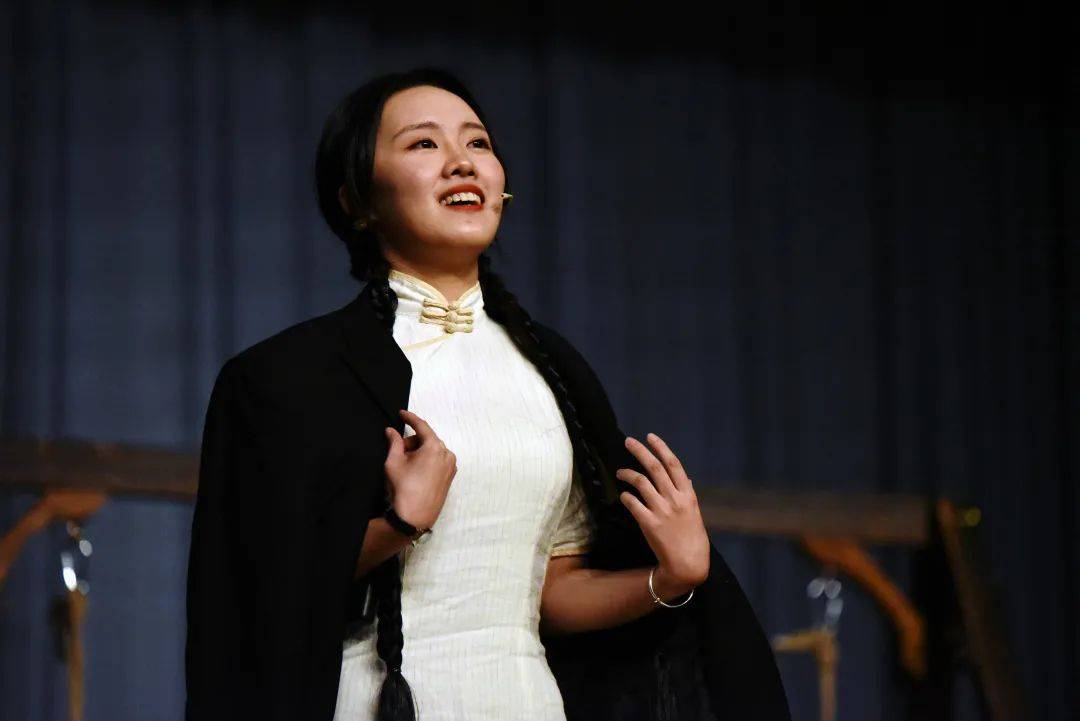 红与黑:以热爱致敬经典_奕扬