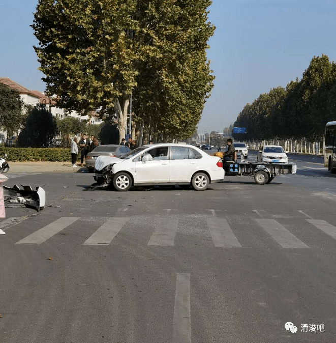 "滑县城区一十字路口突发事故,一小车被撞200多米远!