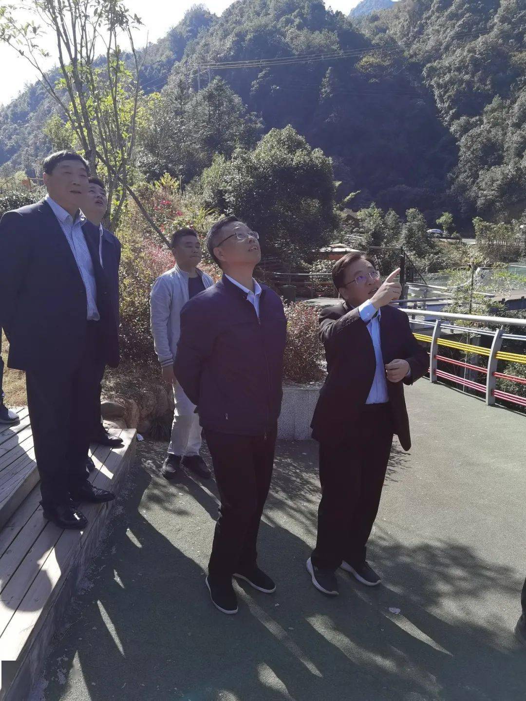 三清山风景名胜区党委书记诸立,党委委员,管委会副主任颜国忠,杨经财